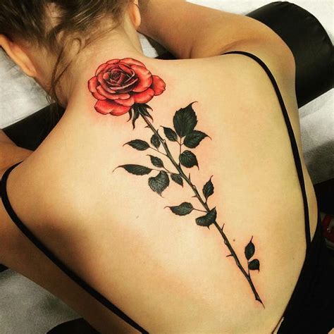 Tatuagem feminina nas costas: 50 fotos mais ideias。